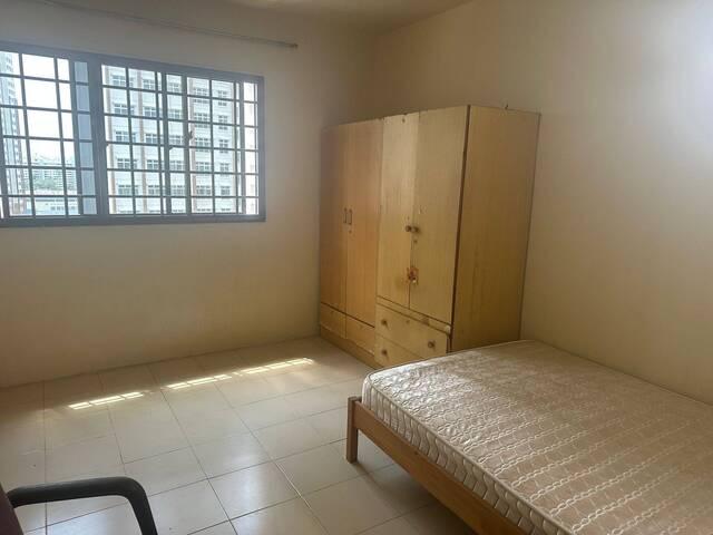 Common room at 146 woodlands street 13 for rent! Wifi available!