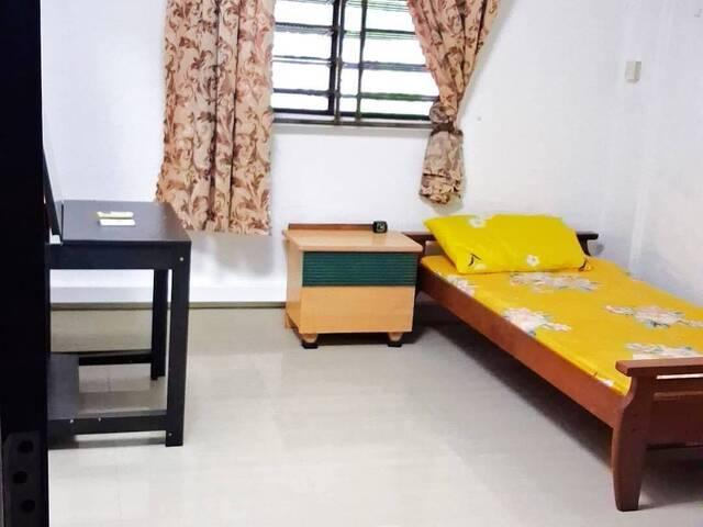 Common room at 253 Jurong East Street 24, no agent fee