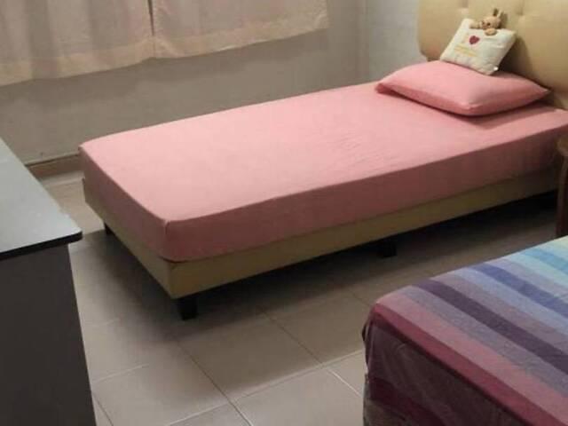 Common room at 269 yishun street 22 for rent! Wifi available!