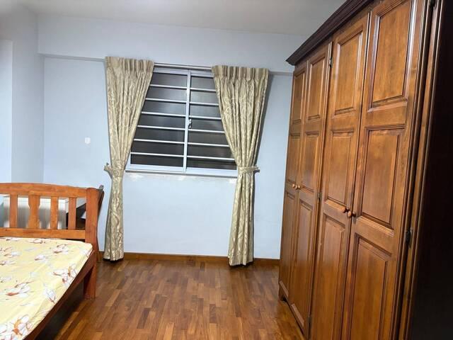 Common room at 2 dover road for rent! Aircon wifi!