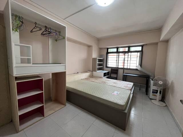 Common room at 309 Canberra road for rent! Aircon wifi!