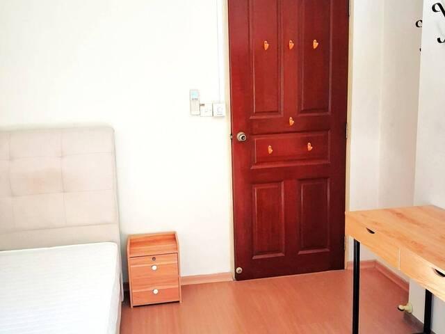 Common room at Blk 172C Edgedale Plains, Single Pax no agent fee