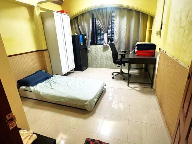 Common room at Blk 862 Woodlands Street 83. no agent fee