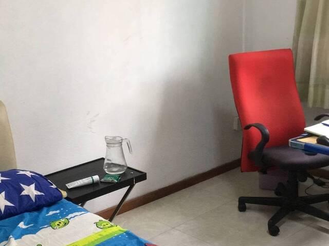 Common room in 5 room flat near NTU/Pioneer mall/jurong point