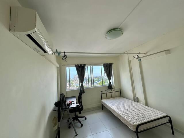 Common Room @ Jurong East St 21 BLK 212! NO AGENT FEES!