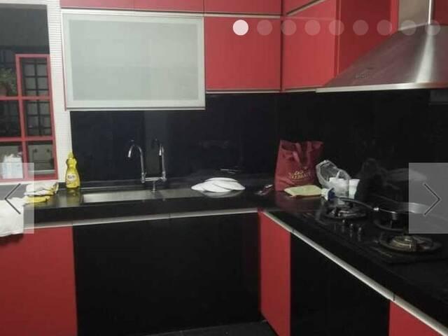 Common room, light cooking, near MRT, near Lot 1 Shopping Mall, new Aircon, new Mattress and more.