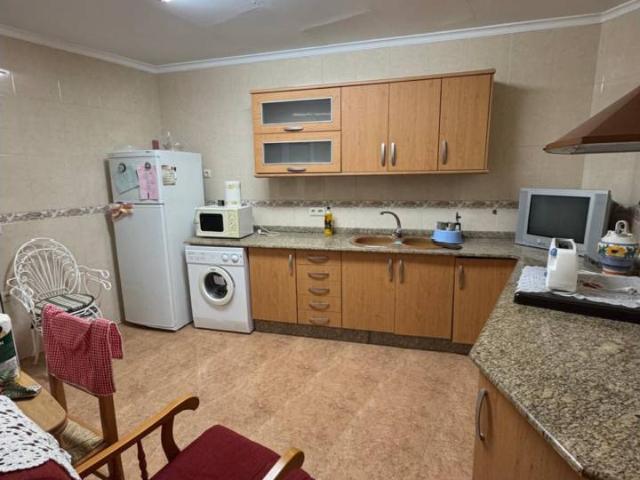 COMO NUEVO, PUEBLO MUY CERCANO, PARA ENTRAR, vivienda en una planta, con 3 dormitorios, armarios, cocina amplia,totalme