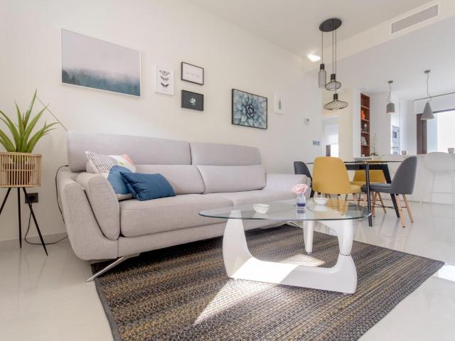 Como agentes inmobiliarios, nos complace presentar esta mara. 70m² Torrevieja