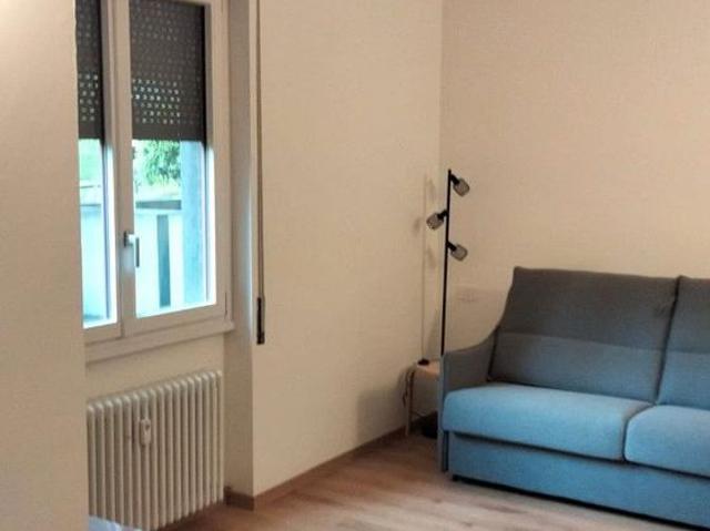 Como sole.moderno monolocale arredato con box