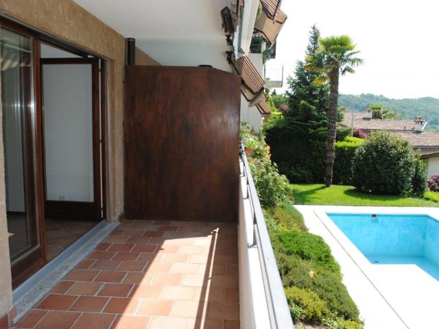 COMODO 2.5 CON TERRAZZA IN RESIDENZA CON PISCINA A COMANO