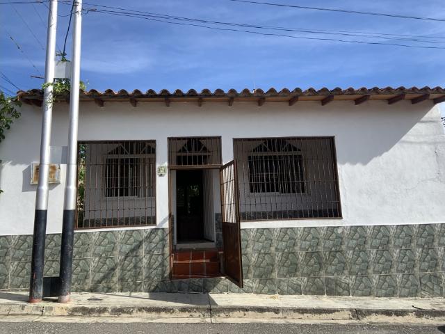 Cómoda casa en Urb. Cañaveral, La Victoria