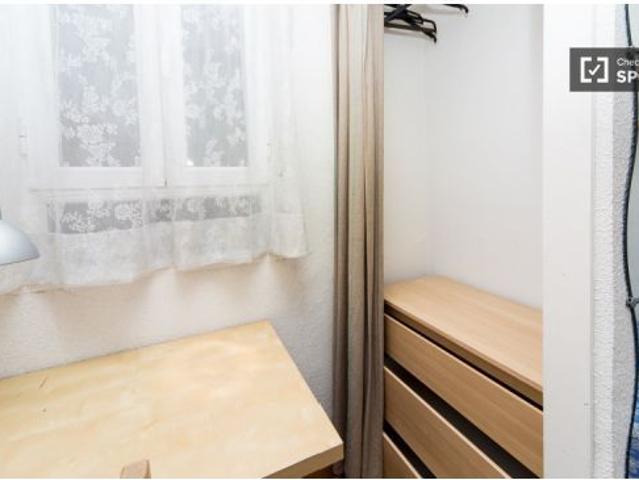 Cómoda habitación con cómoda en piso compartido, Chamberí
