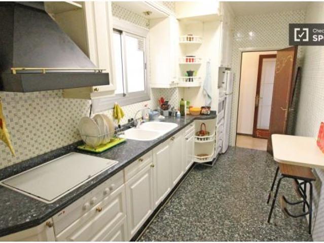 Cómoda habitación con amplio espacio de almacenamiento en el apartamento compartido, Eixample