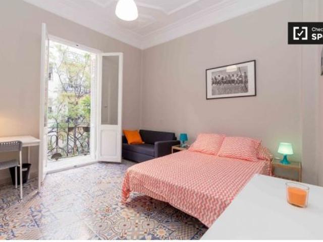 Cómoda habitación con armario independiente en el apartamento de 6 dormitorios, Eixample