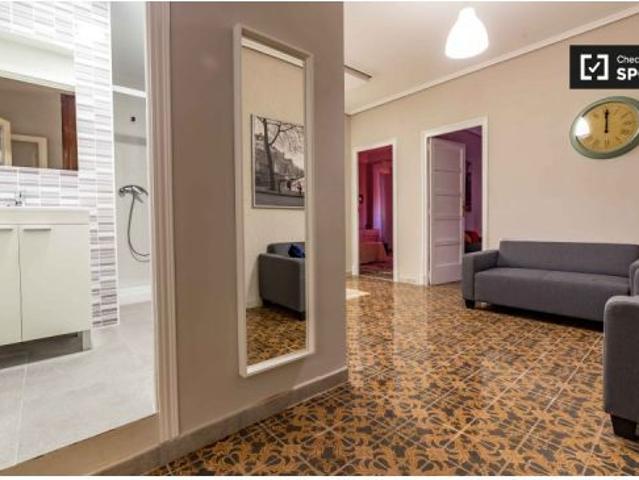 Cómoda habitación con llave independiente en un apartamento de 8 dormitorios, La Saïdia