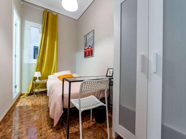 Cómoda habitación en un apartamento de 6 dormitorios en Extramurs, Valencia