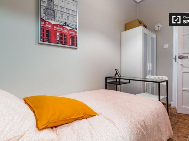 Cómoda habitación en un apartamento de 6 dormitorios en Extramurs, Valencia