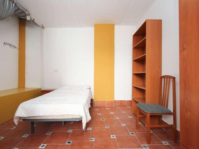 Cómoda habitación en un apartamento de 3 dormitorios en el centro de Granada