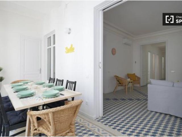 Cómoda habitación en alquiler en un apartamento de 9 dormitorios en l' Eixample