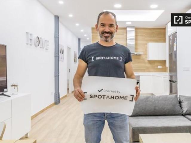 Cómoda habitación en alquiler en apartamento de 4 dormitorios en Ciutat Vella