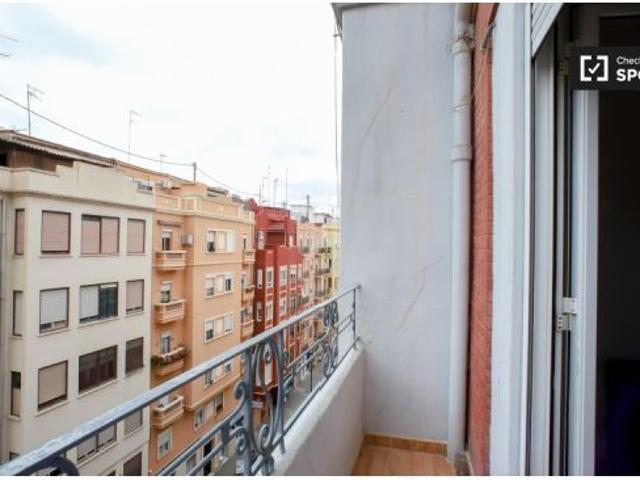 Cómoda habitación en alquiler en apartamento de 5 dormitorios en Quatre Carreres