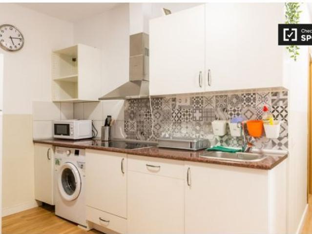 Cómoda habitación en alquiler en apartamento de 6 habitaciones en El Raval