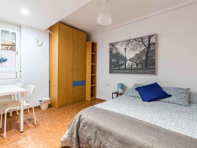 Cómoda habitación en alquiler en apartamento de 9 habitaciones en Mestalla