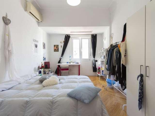 Cómoda habitación en alquiler en piso de 8 habitaciones en Moncloa