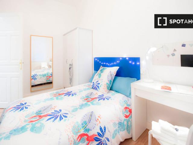 Cómoda habitación en apartamento de 5 dormitorios en Indautxu, Bilbao