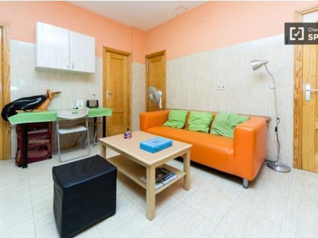 Cómoda habitación en apartamento de 5 habitaciones con edificio tiene ascensor, Chueca