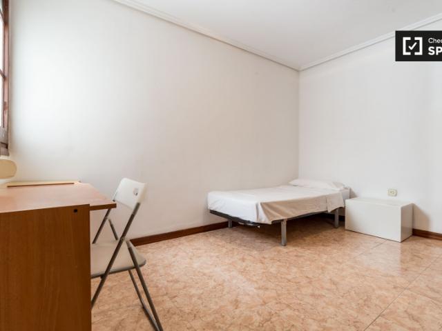 Cómoda habitación en el apartamento de 5 dormitorios Extramurs, Valencia