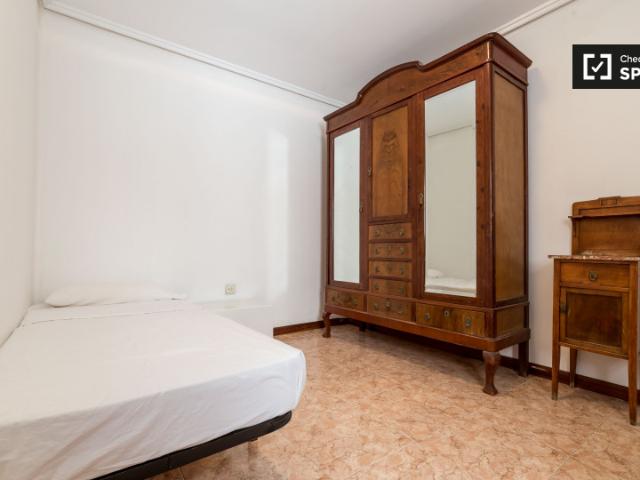 Cómoda habitación en el apartamento de 5 dormitorios Extramurs, Valencia