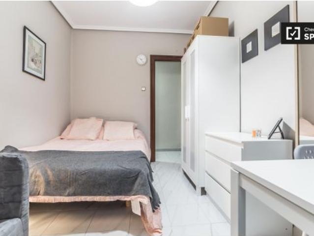 Cómoda habitación en piso de 5 habitaciones con balcón, Camins al Grau