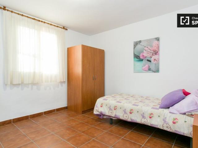 Cómoda habitación en piso en san ildefonso, granada