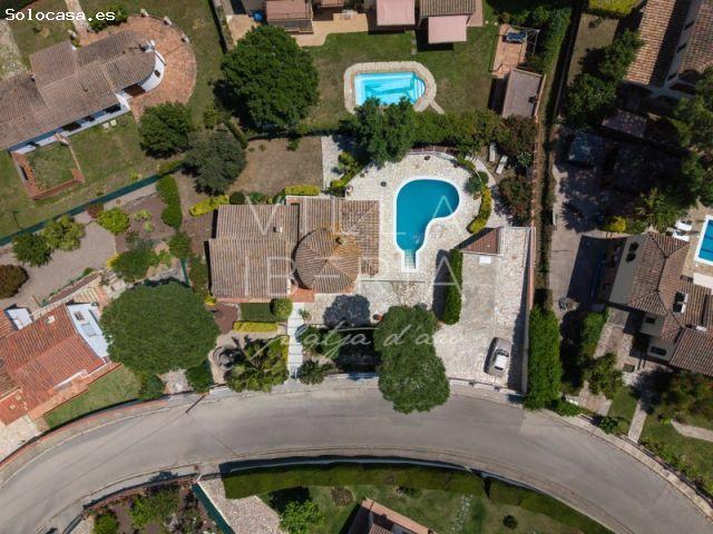 CÓMODA VILLA EN UNA SOLA PLANTA CON PISCINA Y JARDÍN A SÓLO 4 KM DEL MAR