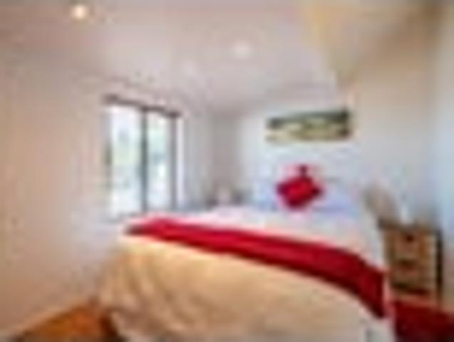 Compact convenient crash pad