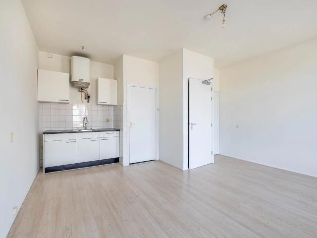 Compact Studio Apartment on Vibrant Nieuwe Binnenweg in Rotterdam City Centre
