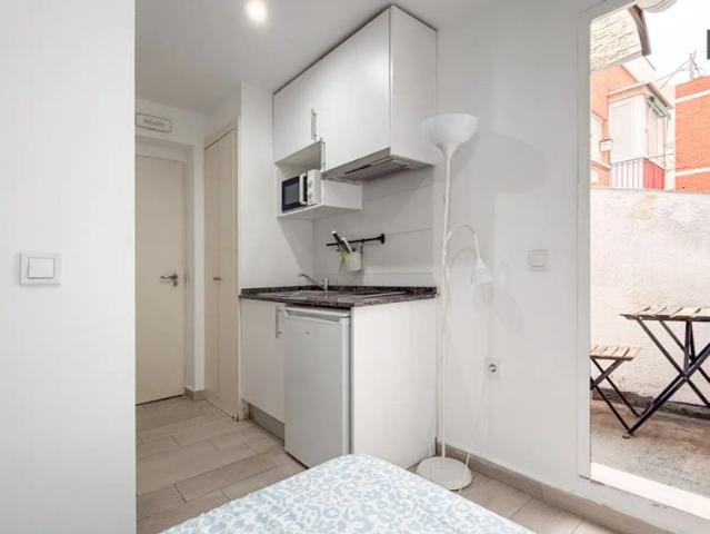 Compact studio apartment with terrace for rent in Usera