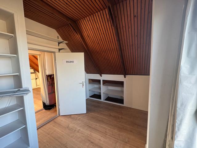 Compacte kamer met veel kastruimte – Bilbao Kamer