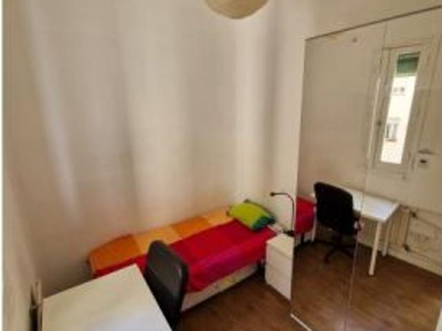 Compartir habitación en apartamento de 6 habitaciones cerca de Arguelles, Madrid