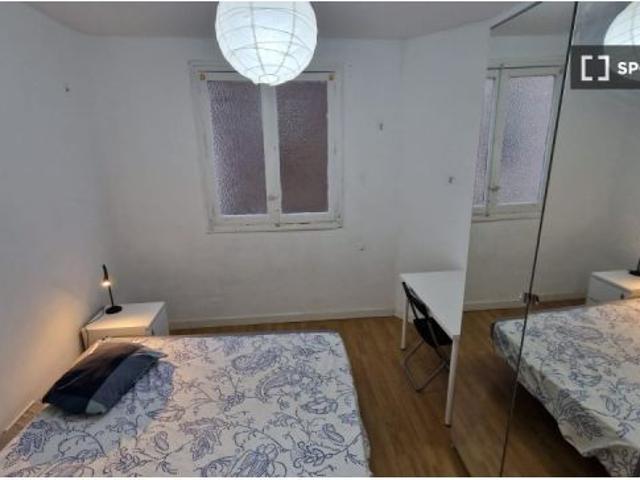 Compartir habitación en apartamento de 6 habitaciones cerca de Arguelles, Madrid