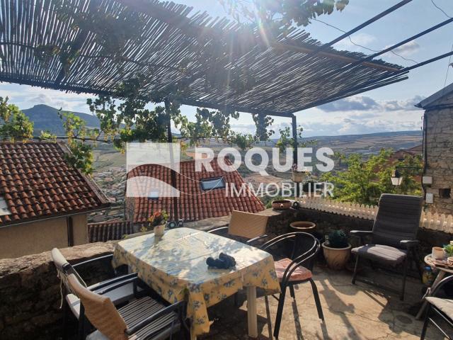 Compeyre, maison de village 90 m2 habitables plus jardin, terrasses et dépmendances