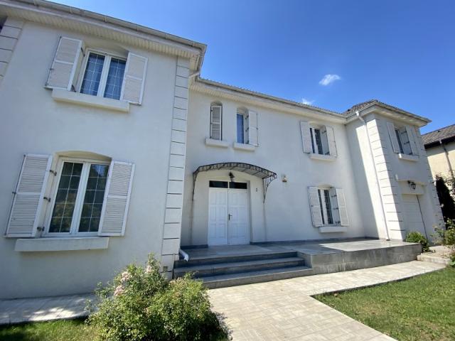 Compound villa