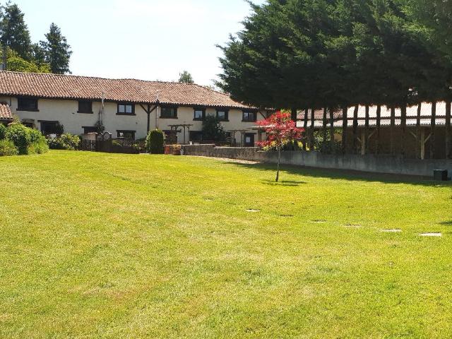 Complexe de 4 Gîtes et Maison avec 3 Chambres, Emplacement P. 612m² Pressignac