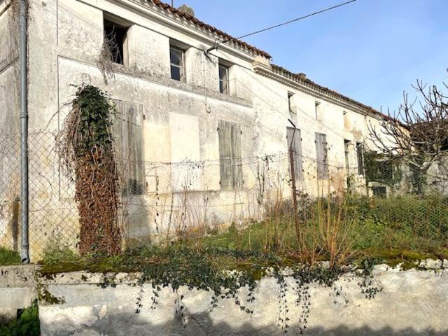 COMPLEXE DE MAISONS A RENOVER + GRANGE + TERRAIN