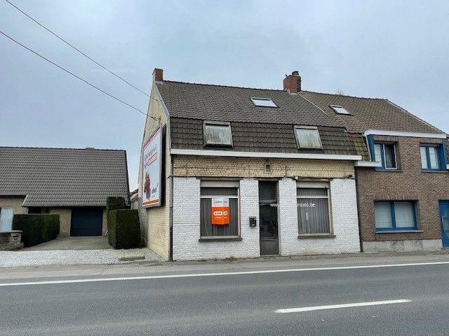 Compleet te renoveren woning met achtergelegen magazijntje en uitweg achteraan