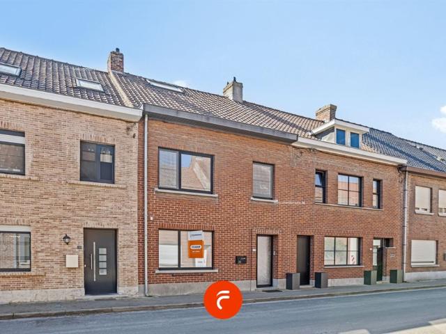 Compleet vernieuwde en verrassend ruime woning in centrum Stasegem