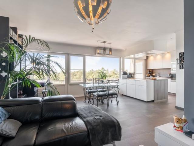 Compleet gerenoveerd appartement met 3 slaapkamers en ade.