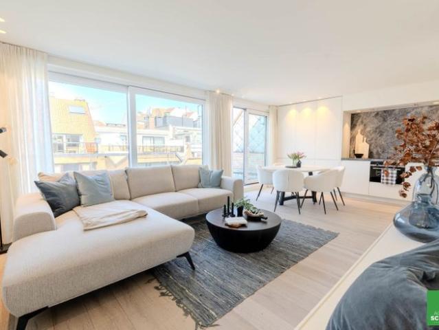 Compleet gerenoveerde penthouse met 2 slaapkamers en 2 ze.