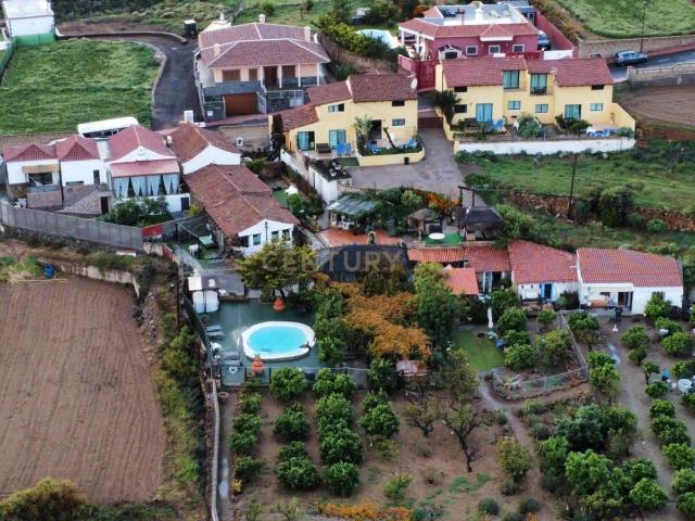 COMPLEJO VACACIONAL EN ENTORNO DE MONTAÑA Y CON VISTAS AL MAR